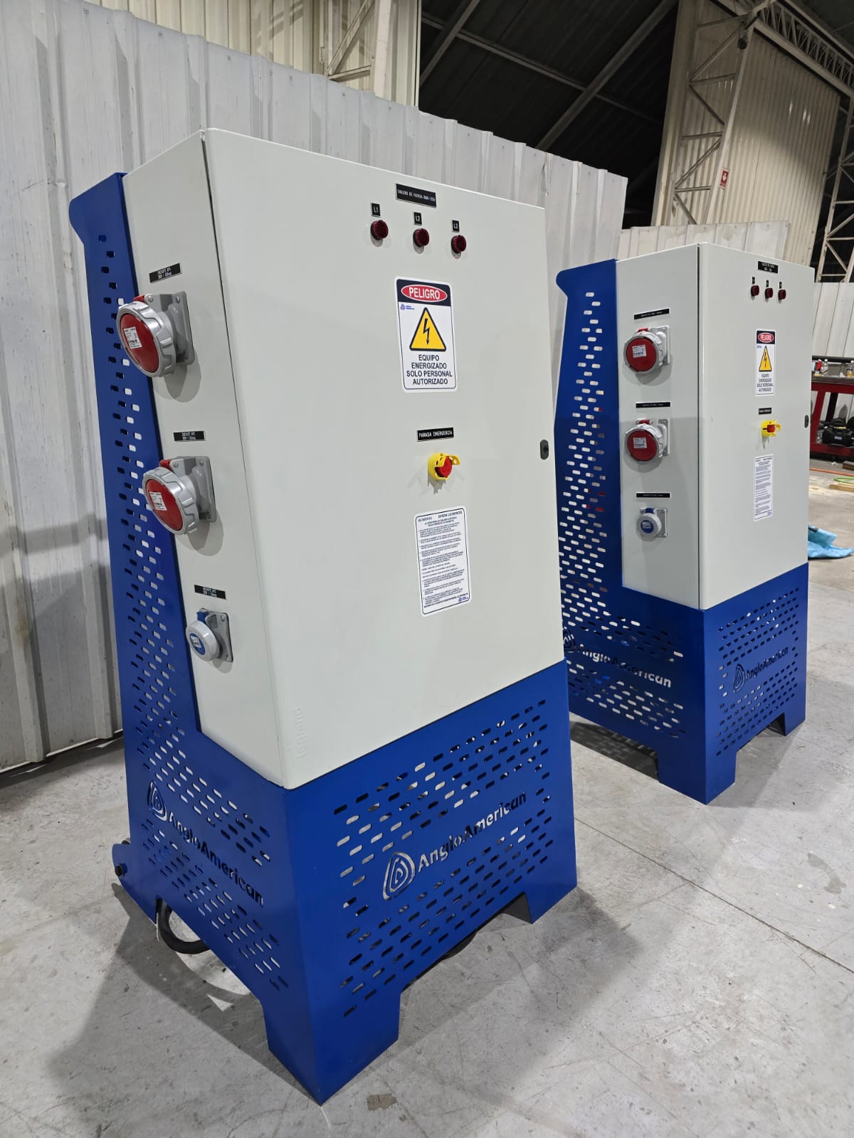 Tablero de fuerza portátil con enchufes industriales, luces piloto y parada de emergencia